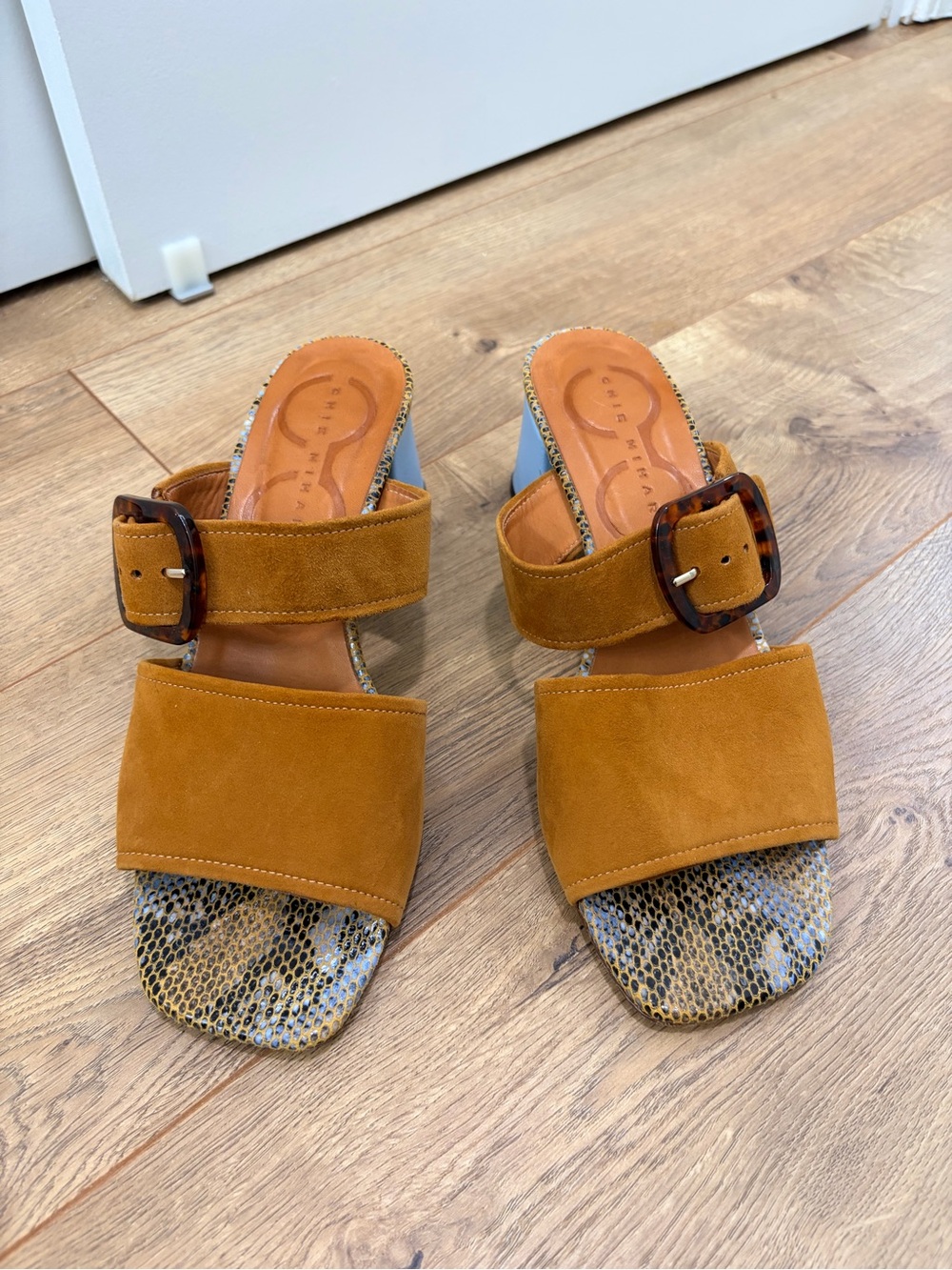 CHIE MIHARA Linka sandal in snake, suede with blue heel - Picture 2 of 13